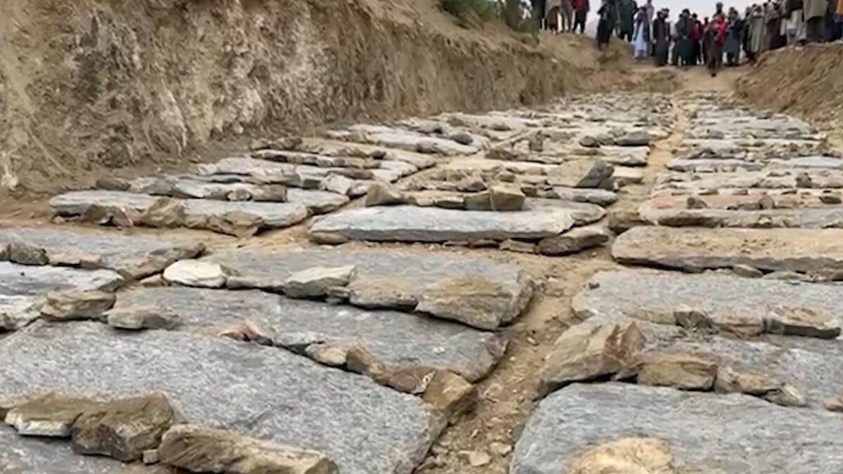 Second Collective Burial Held for Victims of Airstrike on Kabul's Omid Center