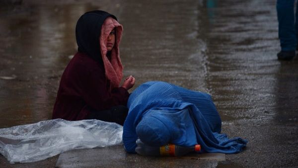 Kabul Sources: Women Forced into Begging After Taliban Work Bans