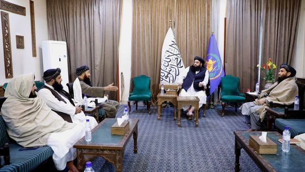 Mawlawi Abdul Kabir Meets Islamic Emirate Consul in Peshawar to Discuss Afghan Returnees' Challenges
