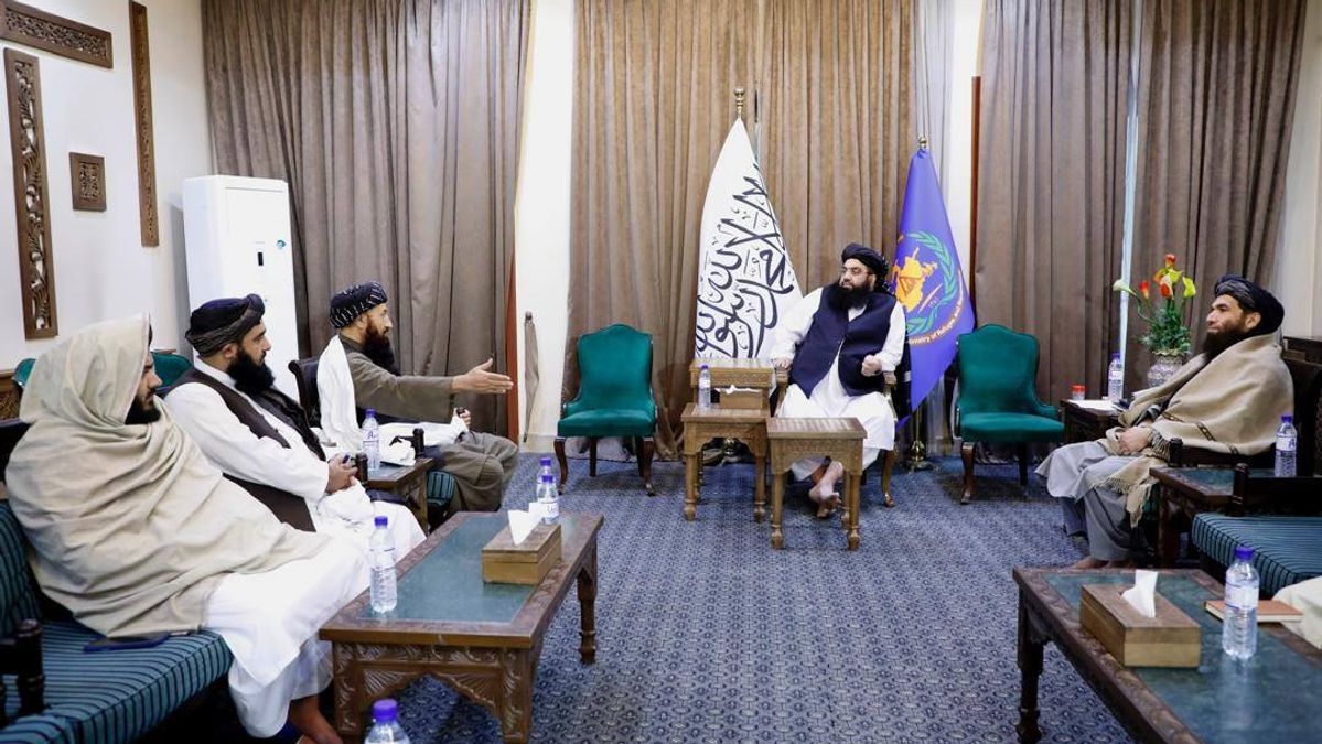 Mawlawi Abdul Kabir Meets Islamic Emirate Consul in Peshawar to Discuss Afghan Returnees' Challenges