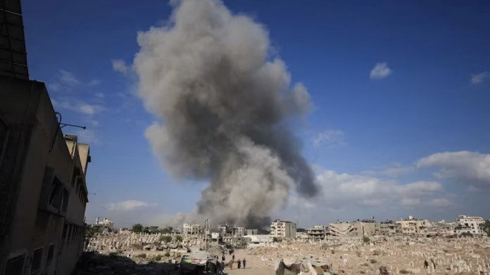 Israeli Airstrikes Kill 4, Injure 10 in Gaza Strip