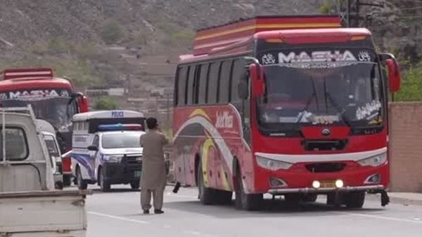 Afghan Drivers Allege Extortion, Violence by Pakistani Police at Closed Torkham Border