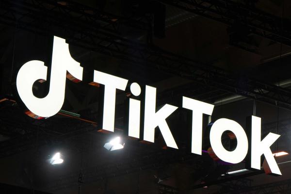 TikTok Hook Ideas for Ecommerce: 15 Scroll-Stopping Openers That Actually Sell