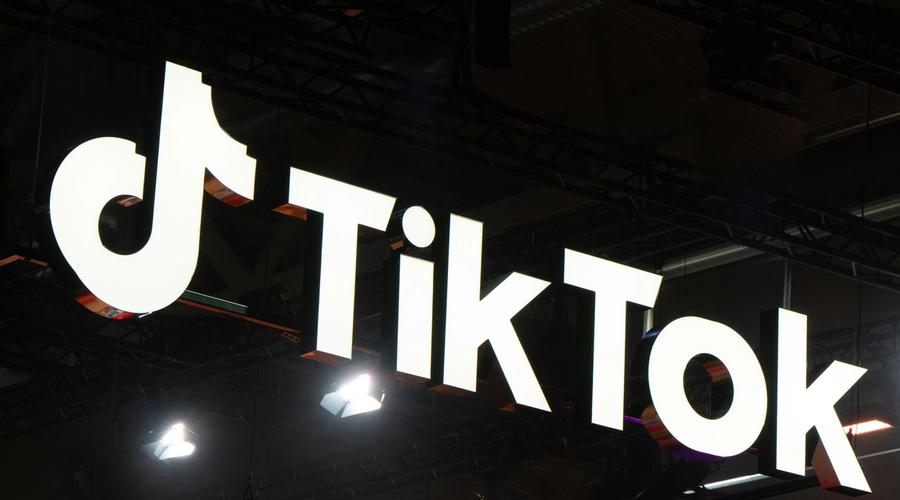 TikTok Hook Ideas for Ecommerce: 15 Scroll-Stopping Openers That Actually Sell
