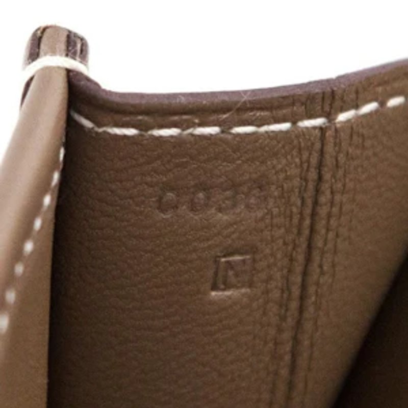 carimbo de ano Hermès gravado em couro