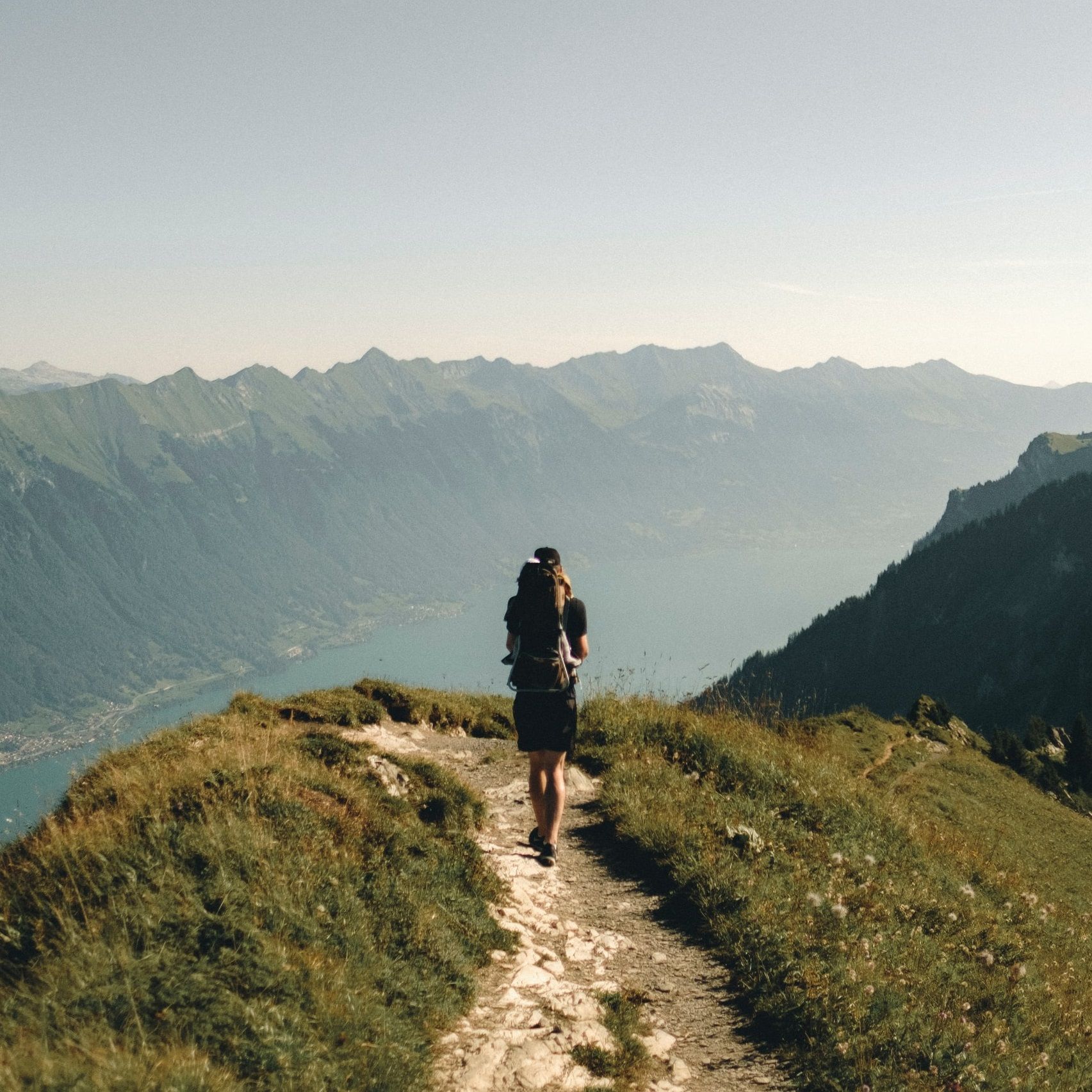 Randonneur en montagne face à une vallée