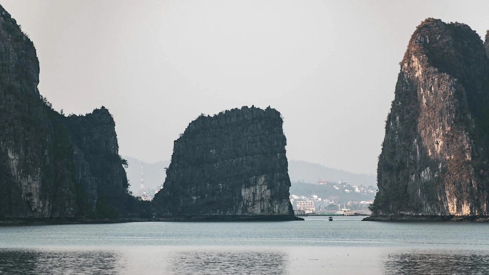 Croisière en jonque traditionnelle dans la baie d'Halong au Vietnam, entre les pitons karstiques classés à l'UNESCO