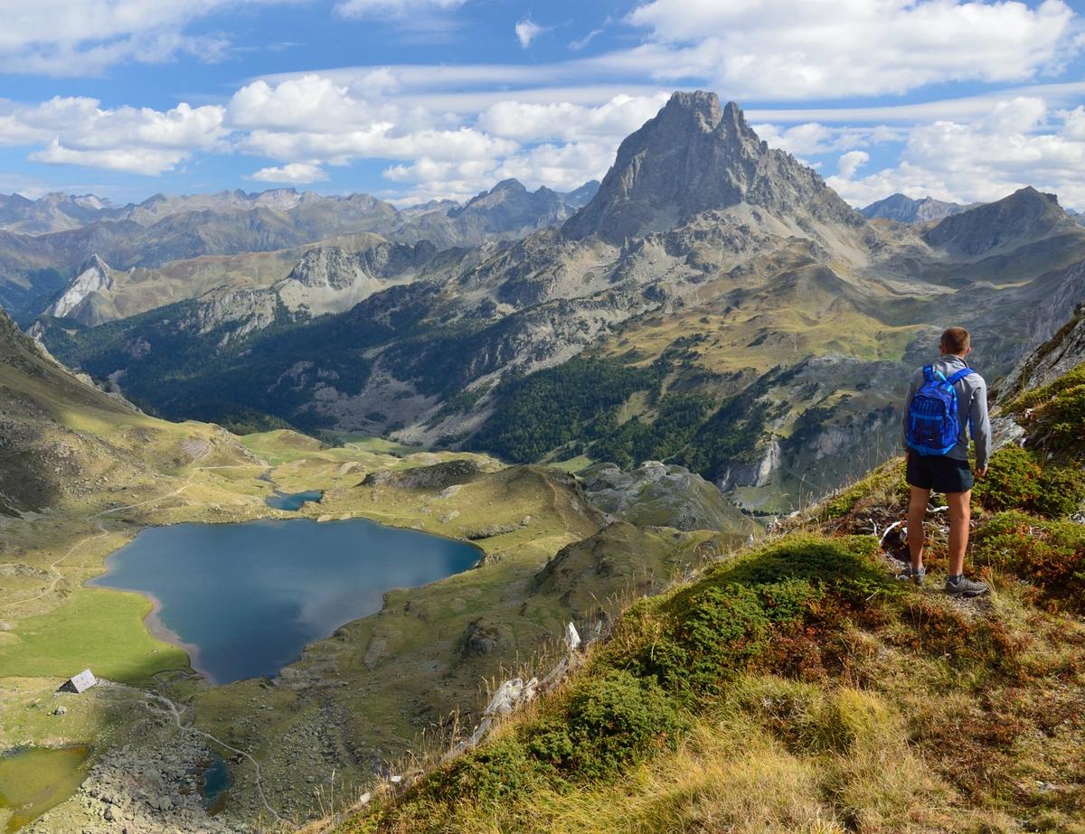 Randonneur en montagne face à une vallée