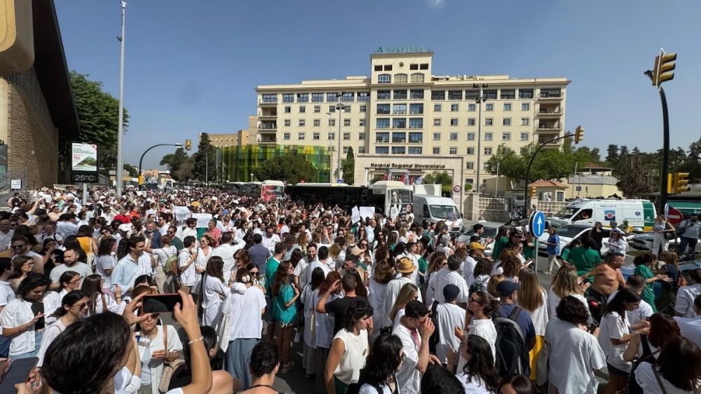 Demonstranter i M&aacute;laga protesterar mot 24-timmars jourpass och kr&auml;ver ett eget kollektivavtal som speglar deras utbildningsniv&aring;. Foto: Sindicato M&eacute;dico M&aacute;laga