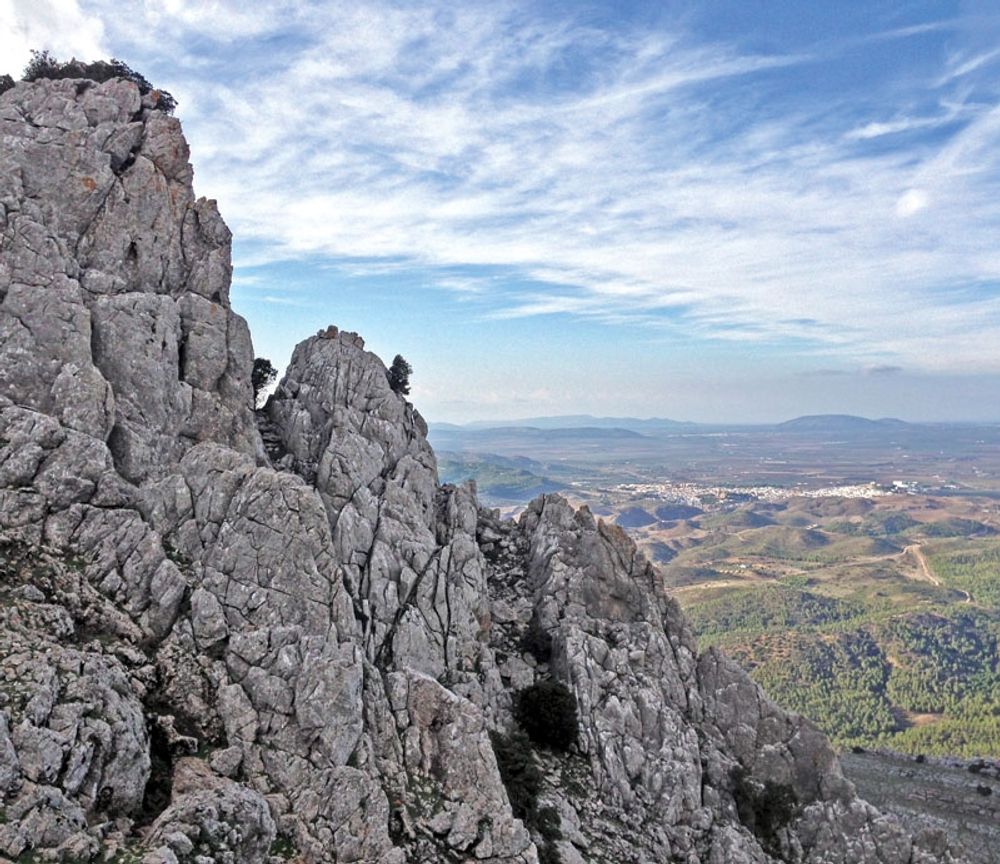 De tre fornl&auml;mningarna i Antequera fr&aring;n neolitisk tid samt brons&aring;ldern samspelar med den unika omgivningen, best&aring;ende av bland annat bergsmassivet El Torcal, fr&aring;n vilket bilden &auml;r tagen.