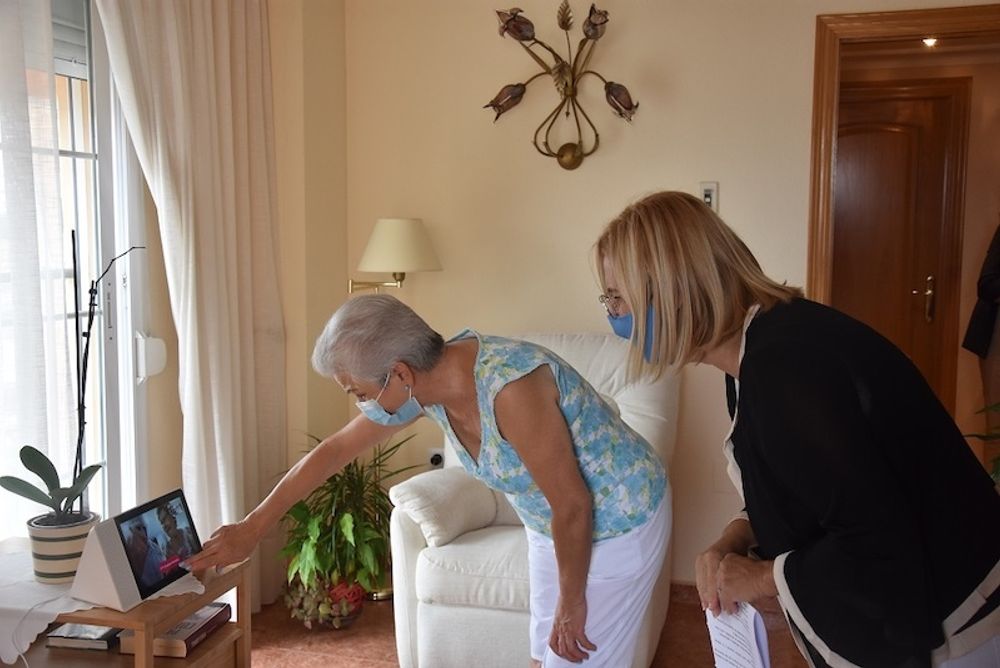 Fuengirolas borgm&auml;stare Ana Mula (PP) bes&ouml;ker en av de &auml;ldre som f&aring;r hj&auml;lp i hemmet av en digital assistent. Foto: Ayuntamiento de Fuengirola