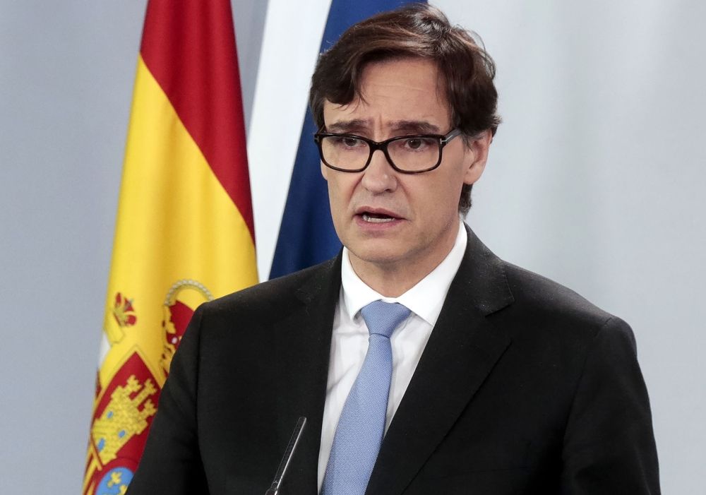 Salvador Illa v&aring;rdas p&aring; sjukhus i Barcelona efter att pl&ouml;tsligt ha f&ouml;rlorat styrkan i sina ben.