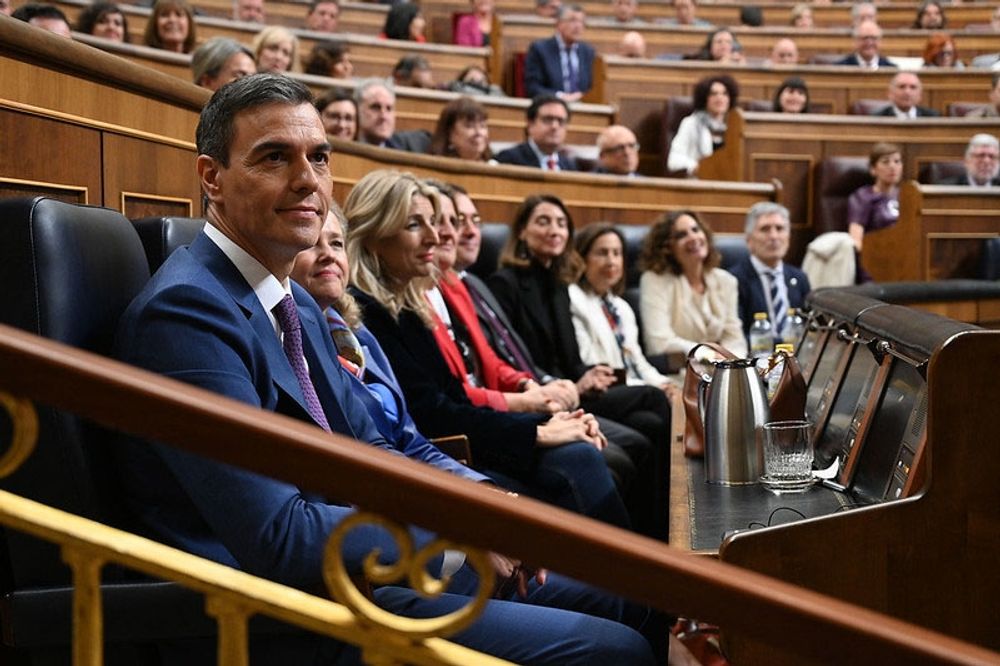 S&aacute;nchez beh&aring;ller k&auml;rnan av sin regering och samtliga ministrar p&aring; bilden, utom hittillsvarande justitieministern Pilar Llop (i svart i mitten) f&ouml;rnyar.