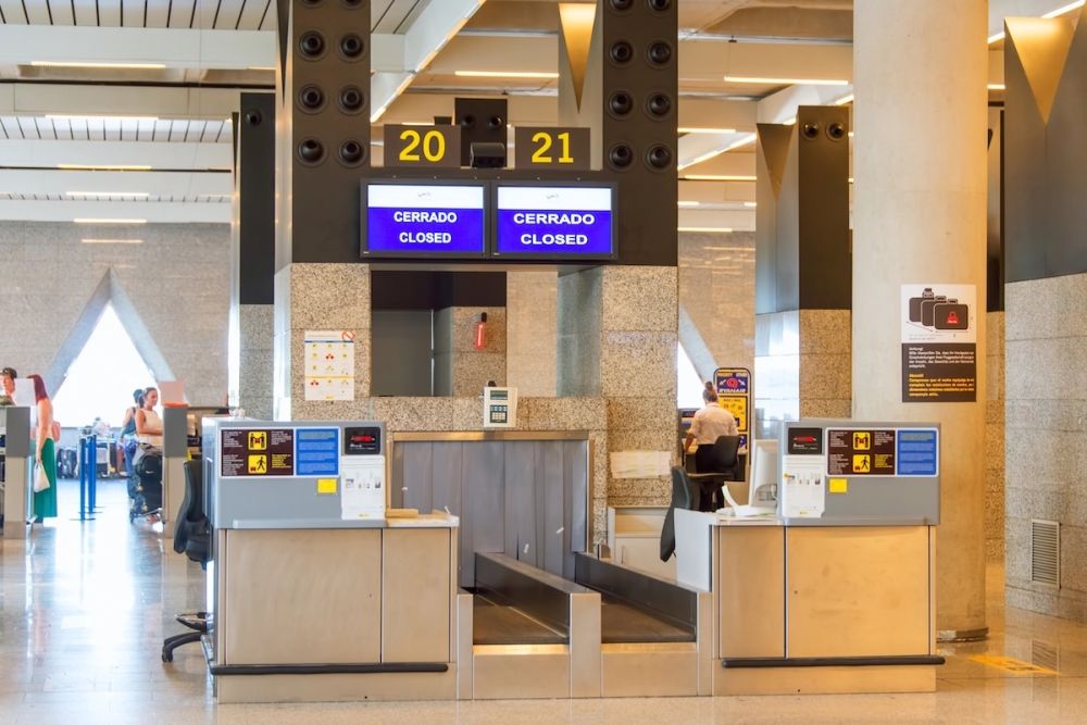 &Ouml;vervakningskamerorna p&aring; Palmas flygplats f&aring;ngade &ouml;gonblicket n&auml;r 72-&aring;ringen tog pl&aring;nboken och gick iv&auml;g med 3.500 euro i kontanter.