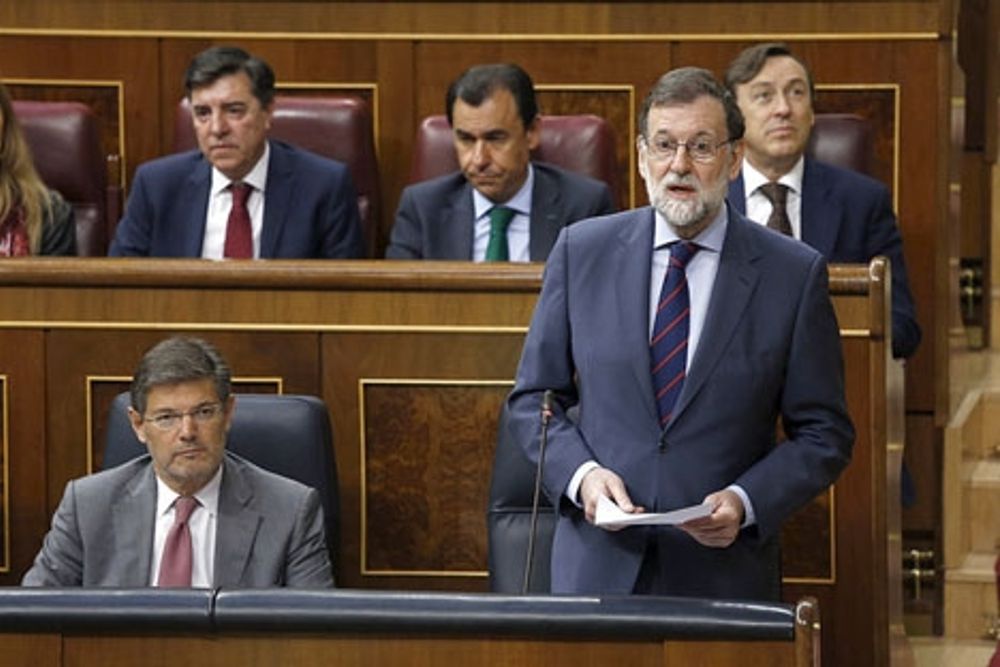 Regeringschefen Mariano Rajoy f&ouml;rl&auml;nger slutligen interventionen i Katalonien.