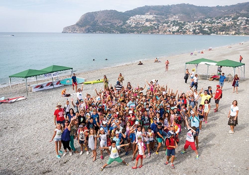 P&aring; La Herraduras strand h&aring;ller f&ouml;reningen Asociaci&oacute;n Amigos del Mar Costa Tropical varje &aring;r sin havsfestival, som syftar till att v&auml;cka intresse kring havets rikedomar och utmaningar. Foto: Jeroen Stultiens