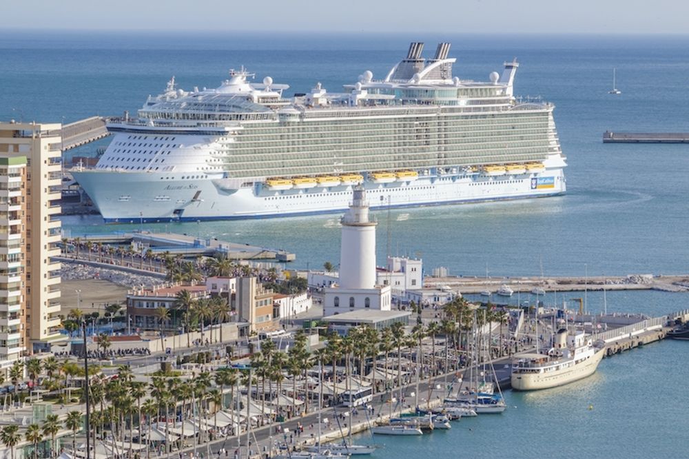 Kryssningsfartygen ska komma tillbaka till M&aacute;laga under andra halv&aring;ret. F&ouml;rbudet har inneburit en 25-procentig minskning av oms&auml;ttningen f&ouml;r hamnen i M&aacute;laga.