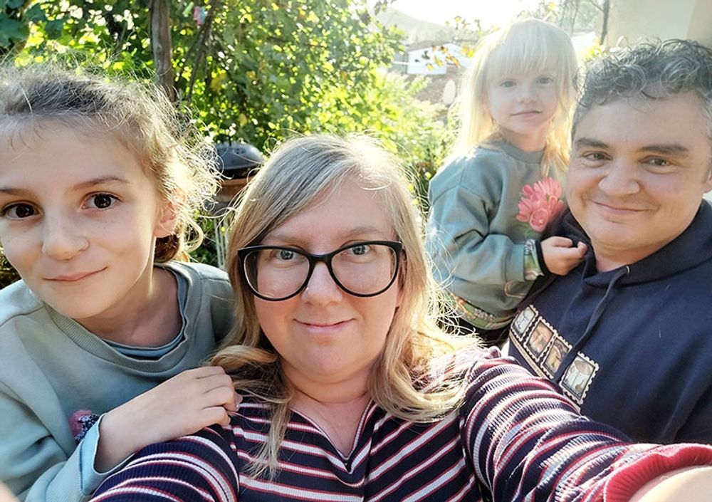 SK Premiums nya k&aring;s&ouml;r Annika Elwing bor med sin spanska partner och deras tv&aring; d&ouml;ttrar i ett hundra &aring;r gammalt hus i Sierra de Huelva, med citroner och fikon i tr&auml;dg&aring;rden, omgivna av v&auml;nliga berg, skogar och sm&aring;byar och ugglor som hoar p&aring; kv&auml;llarna.