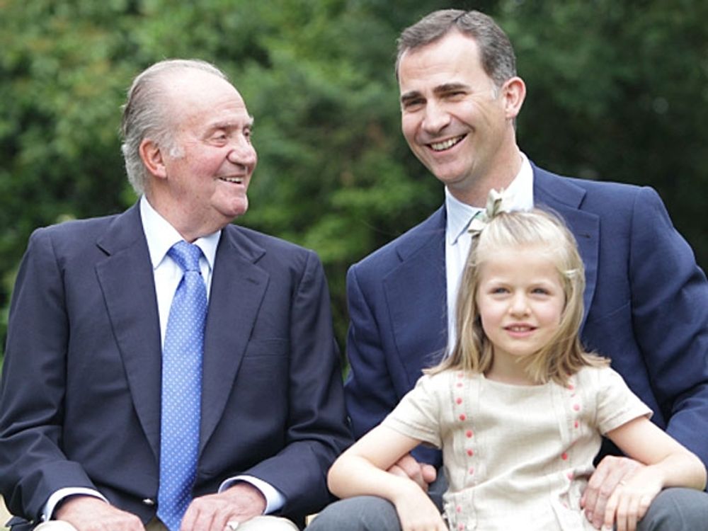 Kungahusets familjefoto har reducerats till de tre &ouml;versta p&aring; tronen, kung Juan Carlos, kronsprinsen Felipe och prinsessan Eleonor. Foto: Casa Real