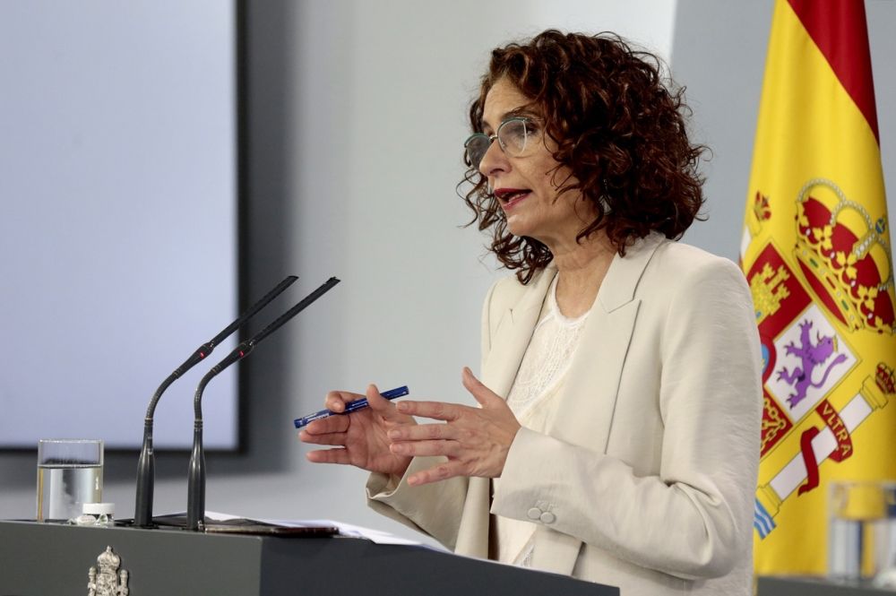 Finansministern Mar&iacute;a Jes&uacute;s Montero har tillf&auml;lligt parkerat den redan f&ouml;rsenade budgetpropositionen f&ouml;r att prioritera de akuta &aring;tg&auml;rderna.