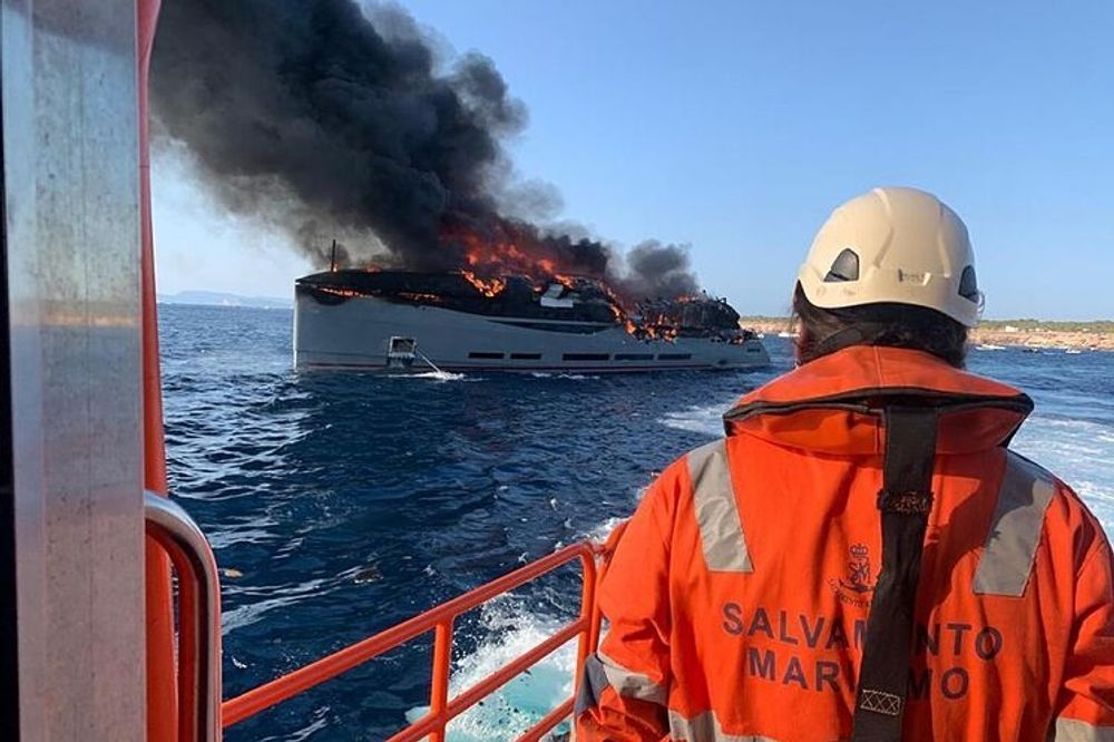 Den spanska sj&ouml;r&auml;ddningen undsatte de 18 passagerarna ombord, men lyxyachten blev helt &ouml;vert&auml;nd. Foto: Salvamento Mar&iacute;timo