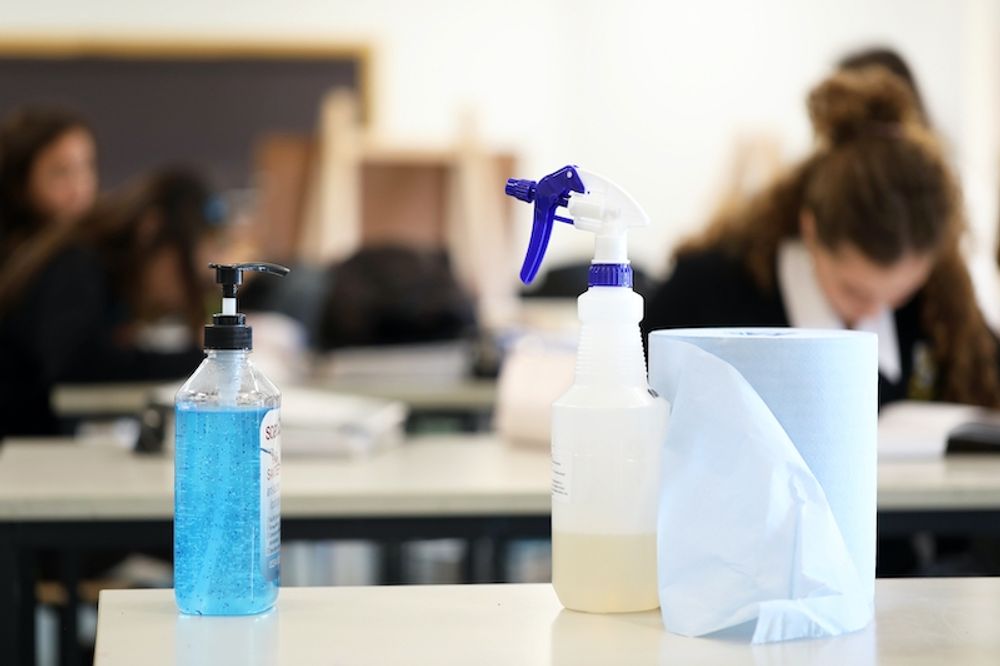 Virusutbrotten i skolorna &ouml;kar. De &auml;r dock betydligt vanligare p&aring; h&ouml;gstadier och gymnasier d&auml;r de s&aring; kallade bubbelgrupperna &auml;r n&auml;stintill om&ouml;jliga att uppr&auml;tth&aring;lla i praktiken.