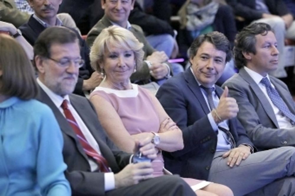 Ignacio Gonz&aacute;lez visar tummen upp n&auml;r han fortfarande hade en h&ouml;g post inom Partido Popular. Foto: PP