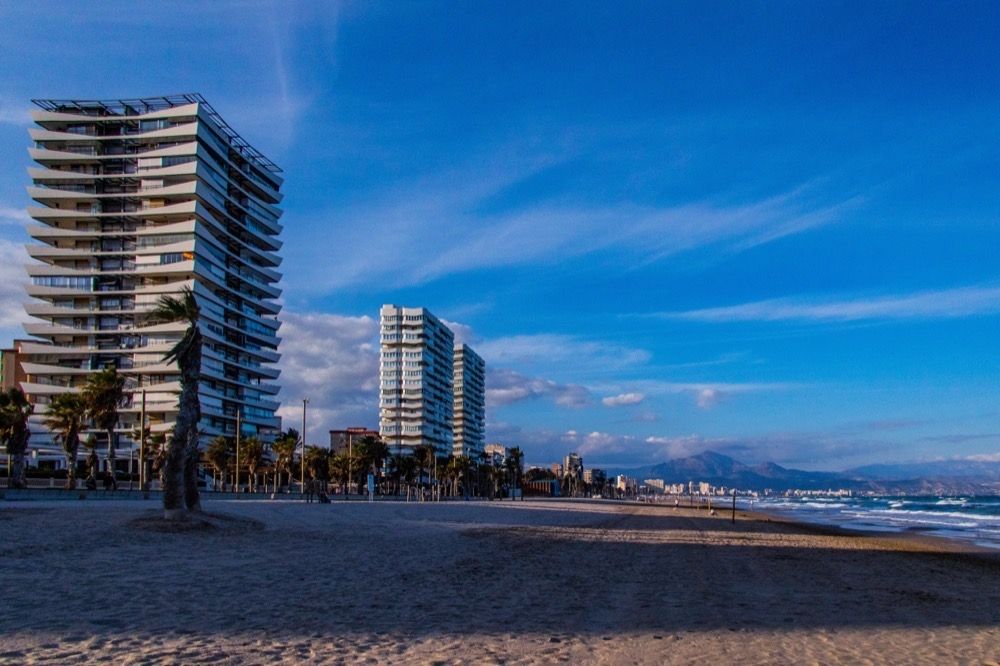 En stor andel av de &aring;tr&aring;v&auml;rda bost&auml;derna i Playa de San Juan har tilldelats inblandade i projektet och deras familjer.