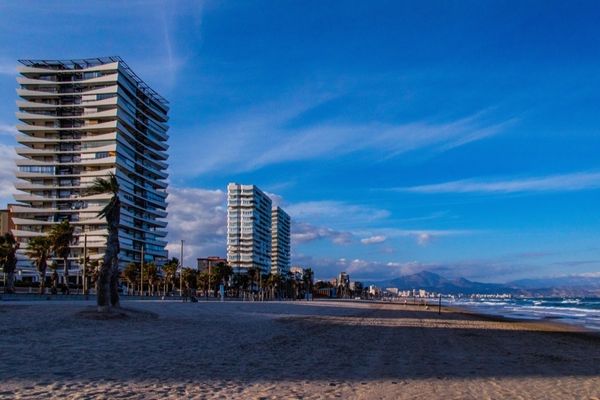En stor andel av de &aring;tr&aring;v&auml;rda bost&auml;derna i Playa de San Juan har tilldelats inblandade i projektet och deras familjer.
