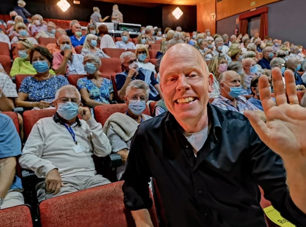 Jacke Sj&ouml;din h&ouml;ll l&aring;da f&ouml;r en stor publik fr&aring;n b&aring;de Almu&ntilde;&eacute;car och Nerja. Fotograf: Mats T. Karlsson