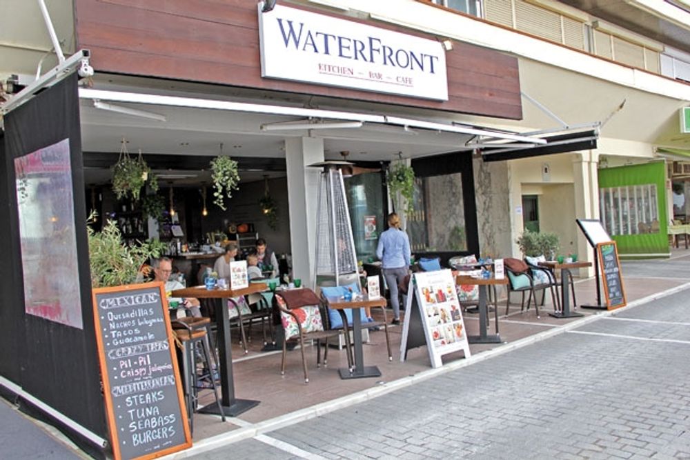 WaterFront ligger p&aring; strandpromenaden i Marbella, mitt emellan fyren och turistkontoret.