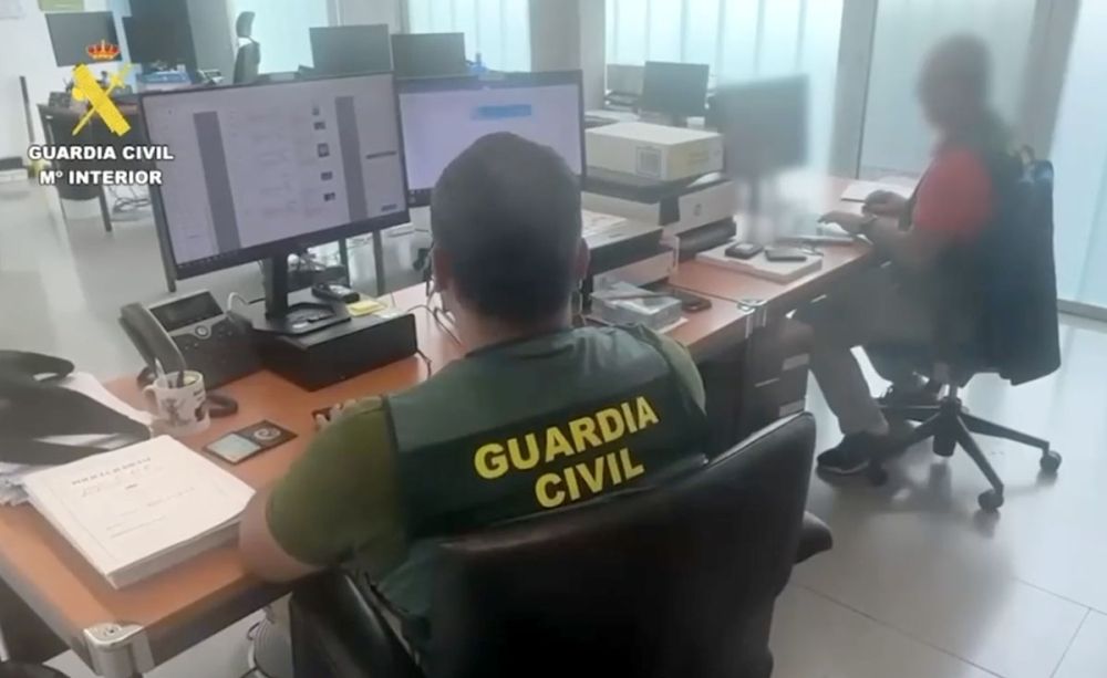N&auml;tgrooming &auml;r ett v&auml;xande problem d&auml;r f&ouml;r&ouml;vare utnyttjar digitala plattformar f&ouml;r att manipulera och utnyttja unga offer sexuellt. Foto: Guardia Civil