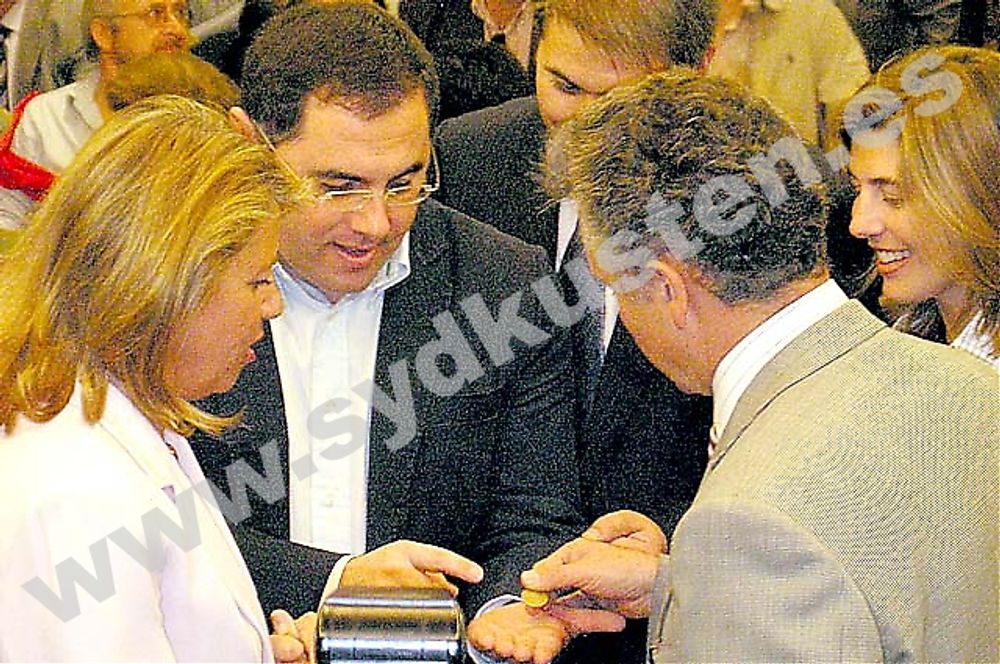 PP:s &Aacute;ngeles Mu&ntilde;oz och PSOE:s Paulino Plata deltog 24 april i en debatt p&aring; Hotel El Fuerte i Marbella. Turordningen lottades.