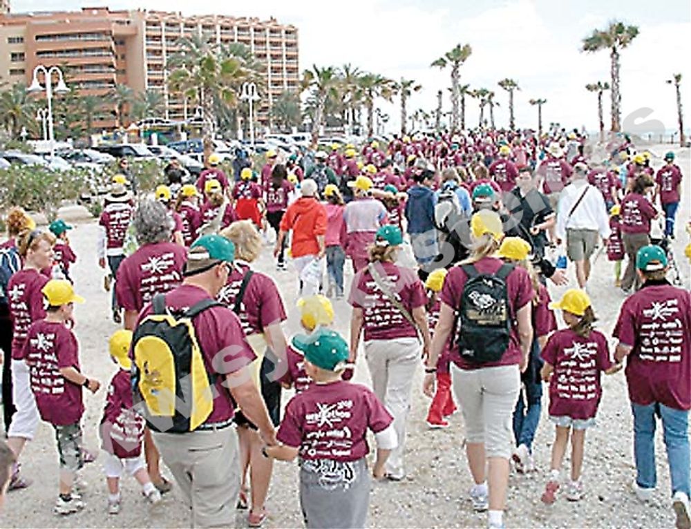De flesta av deltagarna gick fem kilometer, l&auml;ngs strandpromenaden.