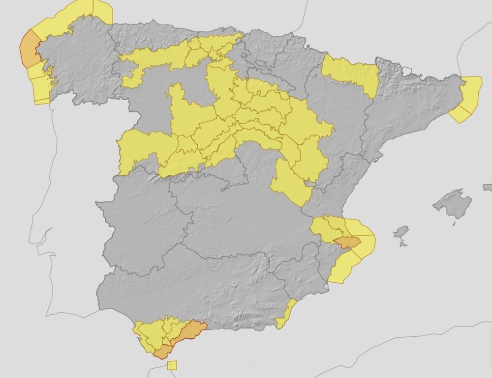 Den mest intensiva nederb&ouml;rden v&auml;ntas falla under s&ouml;ndagsmorgonen d&aring; upp till 100 liter regn per kvadratmeter kan ackumuleras i vissa omr&aring;den p&aring; Costa del Sol. Karta: Aemet