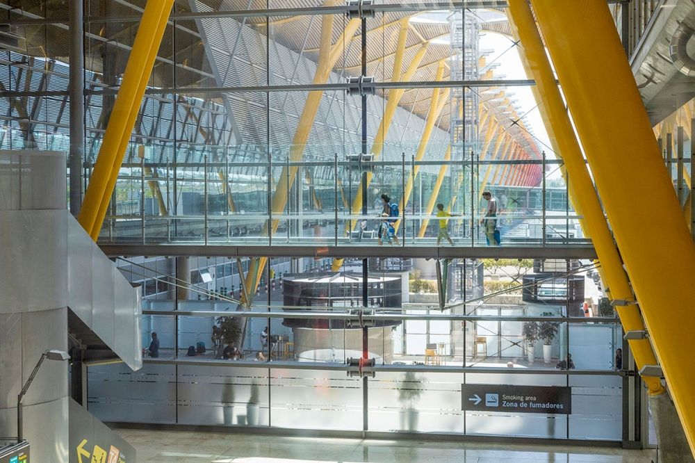 Relationerna mellan Aena och Madrids kommun har varit sp&auml;nda betr&auml;ffande ansvaret f&ouml;r de hundratals heml&ouml;sa som &ouml;vernattar p&aring; flygplatsen.
