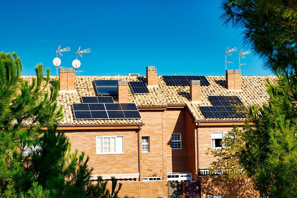 Sedan mitten av 2021 har solenergikapaciteten i Spanien f&ouml;rdubblats, vilket motiverar en &auml;ndring av de nuvarande r&ouml;rliga tarifferna.