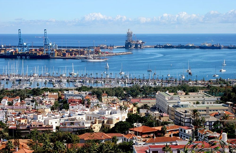 Hittills har hamnmyndigheten i Las Palmas sett mellan fingrarna, d&aring; det officiellt &auml;r f&ouml;rbjudet att bo i en f&ouml;rt&ouml;jd b&aring;t i Spanien.