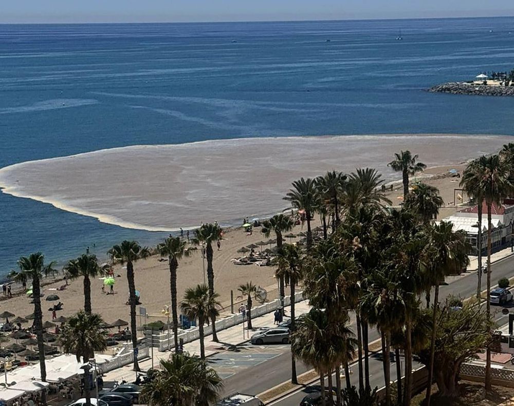 Det bruna vattnet har bildat en stor fl&auml;ck vid kustbandet, n&auml;ra Puerto Marina. Foto: Fuengirola Se Queja