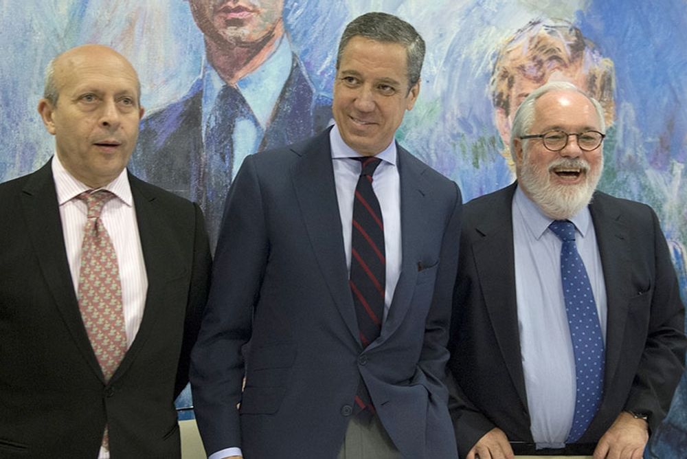 Eduardo Zaplana (mitten) har varit en av de h&ouml;gsta topparna i Partido Popular under Jos&eacute; Mar&iacute;a Aznars regeringstid. Foto: PP