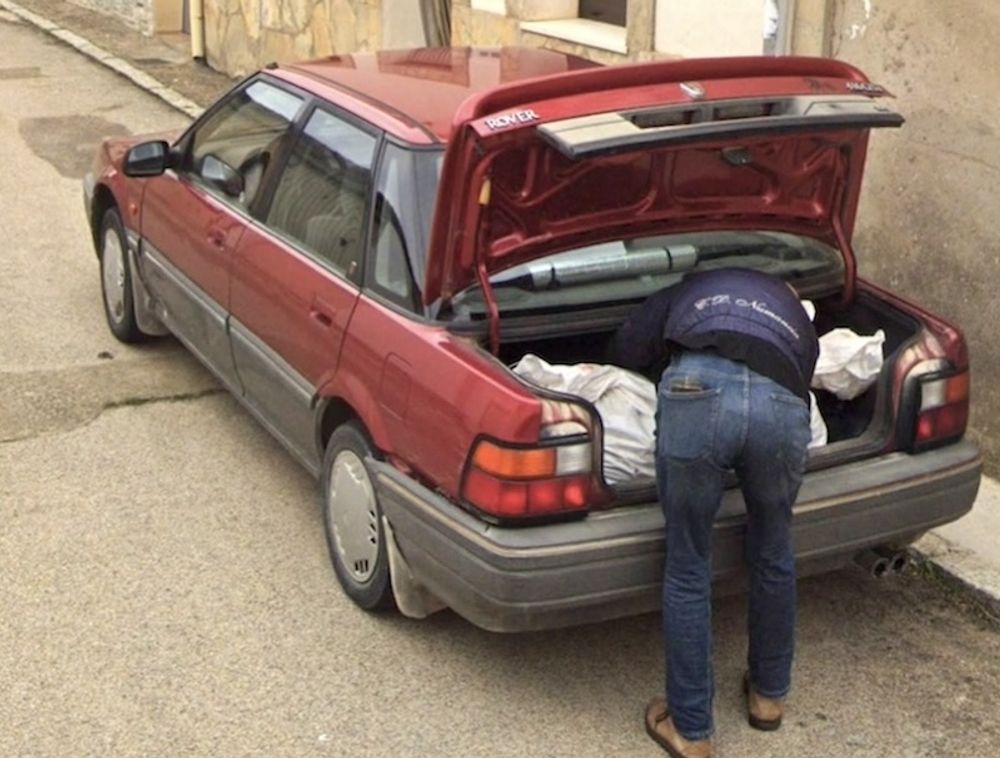 N&auml;r polisen granskade byn Tajueco p&aring; Google Street View fann de detta &ouml;verraskande foto.