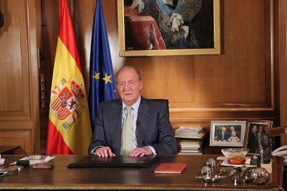 Drygt tv&aring; timmar efter Mariano Rajoys besked om kungens abdikation framtr&auml;dde Juan Carlos i ett inspelat tv-tal till folket. Foto: Casa del Rey