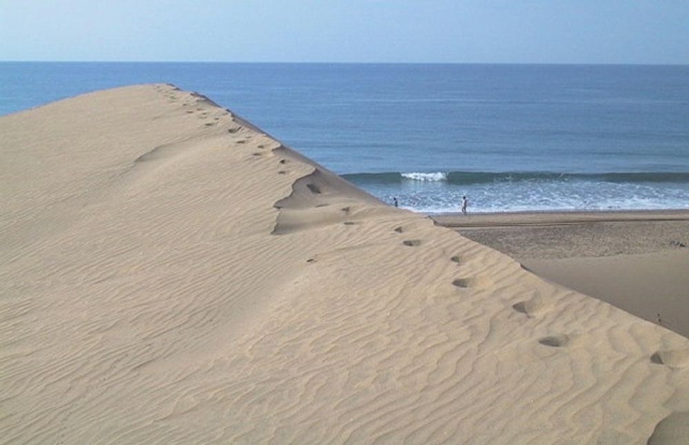 Tv&aring; av flyktingb&aring;tarna n&aring;dde land, bland annat vid Maspalomas. Foto: Roland Steinebach/Wikimedia Commons ARKIVBILD