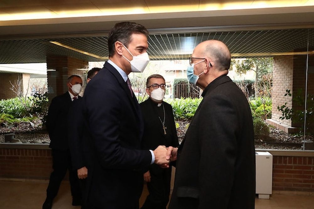 Regeringschefen Pedro S&aacute;nchez med kardinalen Juan Jos&eacute; Omella.
