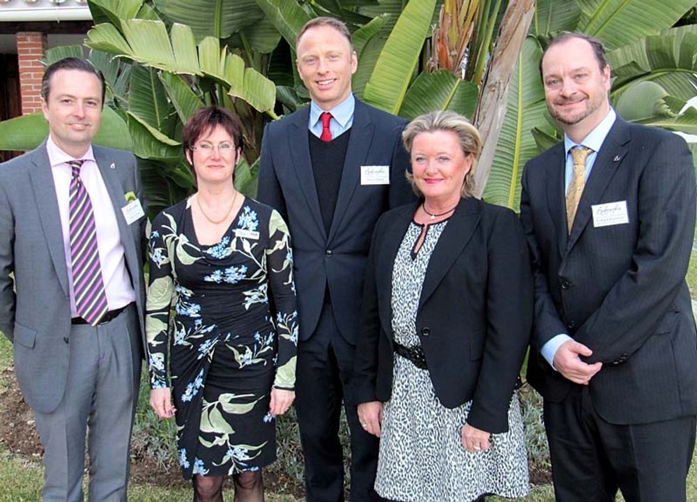 Peter Andr&eacute;n, Henrik &Aring;berg och Richard Bj&ouml;rkman fr&aring;n Bukowskis tillsammans med Anna Lindel&ouml;w och Rose-Marie Wiberg fr&aring;n sponsorn SEB arrangerade konstkv&auml;llen p&aring; Centro Forestal Sueco 16 februari.