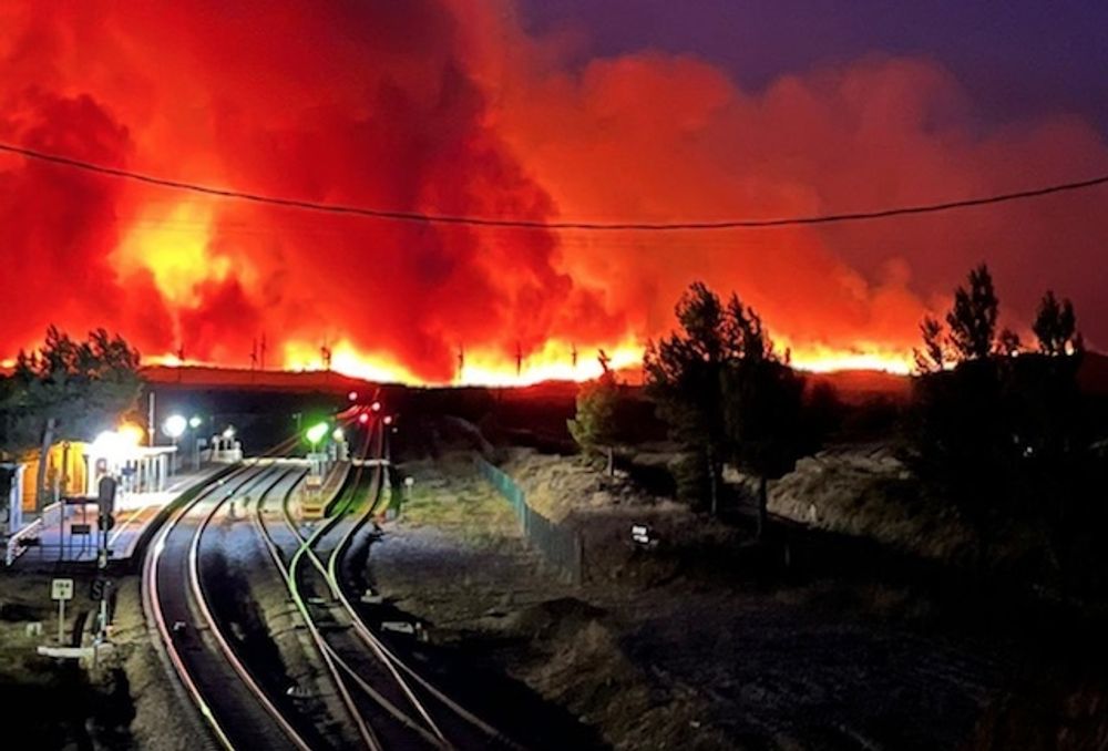 Naturbranden vid Bej&iacute;s &auml;r bara en av flera som rasar i Valenciaregionen. Foto: Twitter