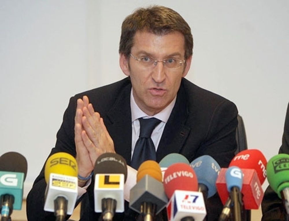 Alberto N&uacute;&ntilde;ez Feij&oacute;o v&auml;ljer att sitta kvar som regionalpresident i Galicien med egen majoritet framf&ouml;r att ta &ouml;ver ledningen f&ouml;r ett Partido Popular vars framtid f&ouml;refaller h&ouml;gst oviss. Foto: Certo Xornal/Wikimedia Commons