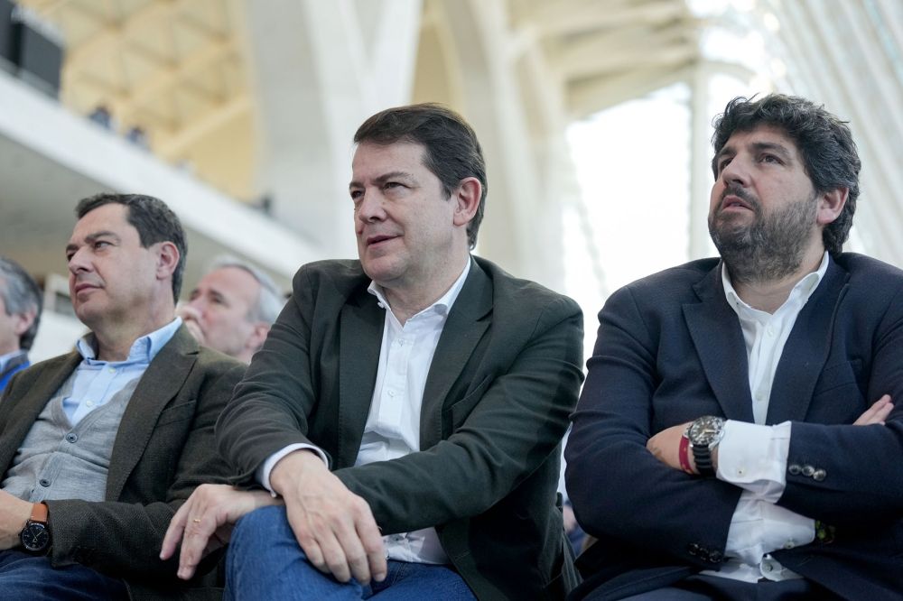 Regionpresidenten i Castilla y Le&oacute;n Alfonso Fern&aacute;ndez Ma&ntilde;ueco (mitten) &auml;r den tredje PP-representanten som kallat till regionval p&aring; kort tid. Foto: PP