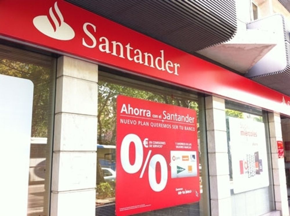 Sju direkt&ouml;rer p&aring; Santander och tre p&aring; BNP Parisbas har f&ouml;rh&ouml;rts f&ouml;r misst&auml;nkt penningtv&auml;tt.