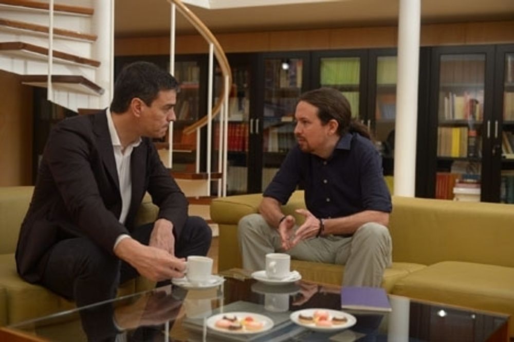 Socialistledaren Pedro S&aacute;nchez uppges vilja bilda en v&auml;nsterregering i koalition med Podemos. Foto: Podemos